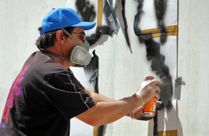 Pionero del street art en Chile: «El graffiti es peligroso para los gobiernos por temor a que la gente exprese en la calle lo que piensa de ellos»