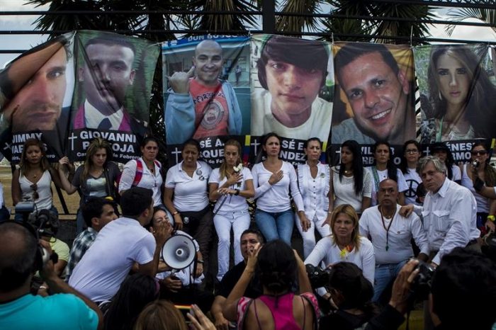 Oposición marcha con rostros de fallecidos en protestas en Venezuela