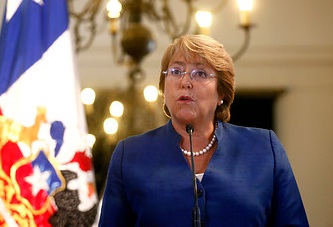 Bachelet detalla reforma tributaria y pone paños fríos a críticas por fuga de inversiones