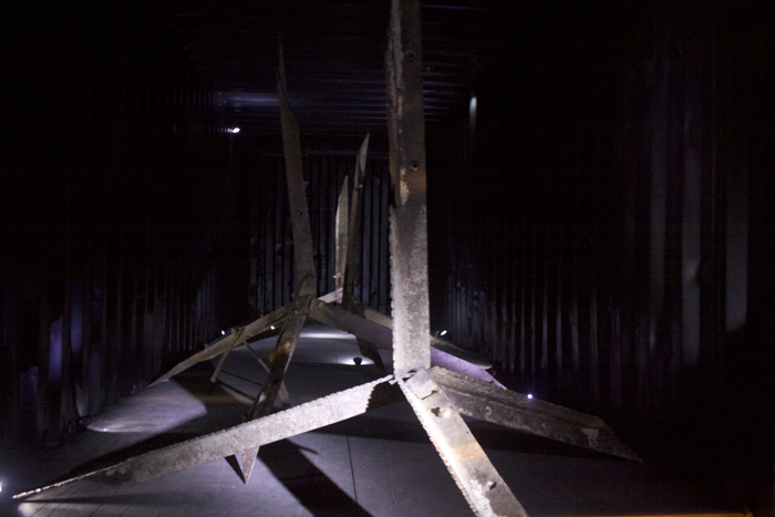 Escultor instala miguelitos gigantes en el frontis del Museo de Bellas Artes