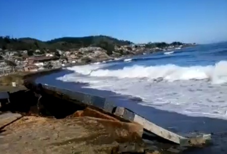 Video: Monumento que recuerda al tsunami del 27F en Pelluhue cede al oleaje y se desploma