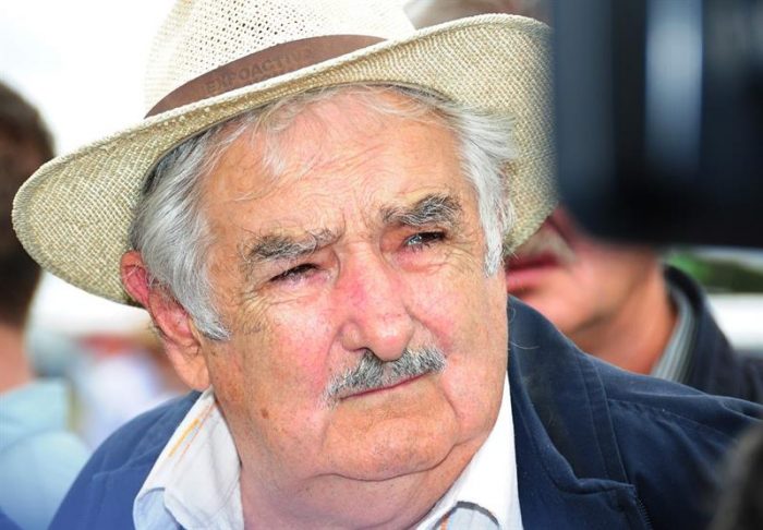 Mujica dice que es hora de poner fin a la «barbarie» en el fútbol uruguayo