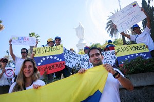 500 venezolanos suben hasta la virgen del cerro San Cristóbal para orar por sus compatriotas