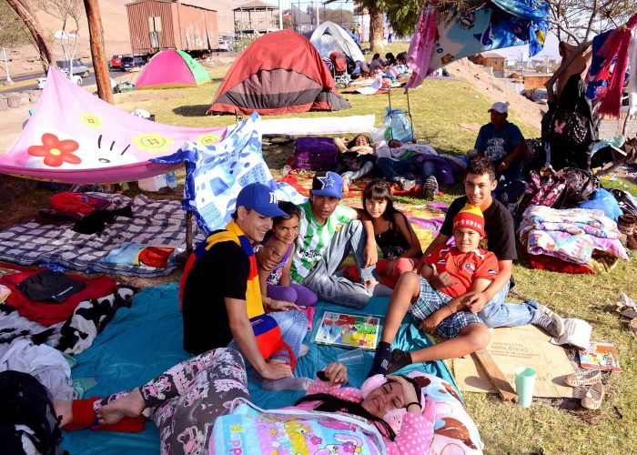 Fotos: En plazas y estacionamientos, coloridos campamentos se toman Iquique después del terremoto