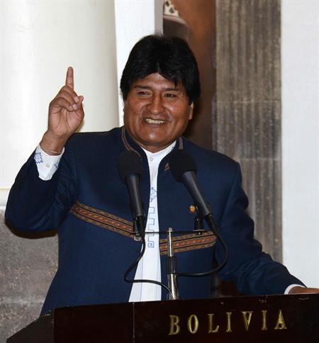 Evo Morales viaja a La Haya para presentación de memoria de demanda contra Chile ante CIJ