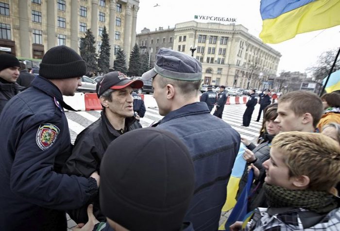 Manifestantes prorrusos se tomaron edificio estatal y plocamaron la independencia de Donetsk