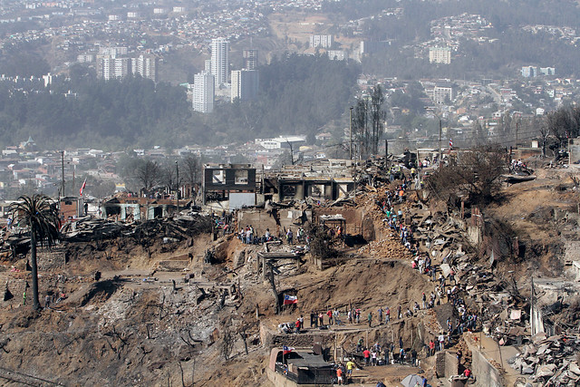 Autoridades reconocen lentitud y descoordinación en la ayuda para los damnificados de Valparaíso