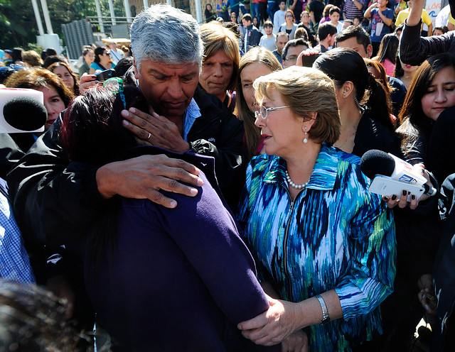 Bachelet anuncia un «bono de enseres» para familias damnificadas en Valparaíso