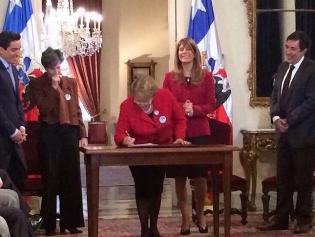 Presidenta Bachelet promulga voto de chilenos en el exterior