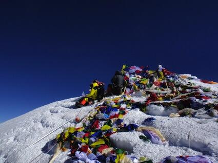Al menos doce sherpas muertos por un alud en el Everest
