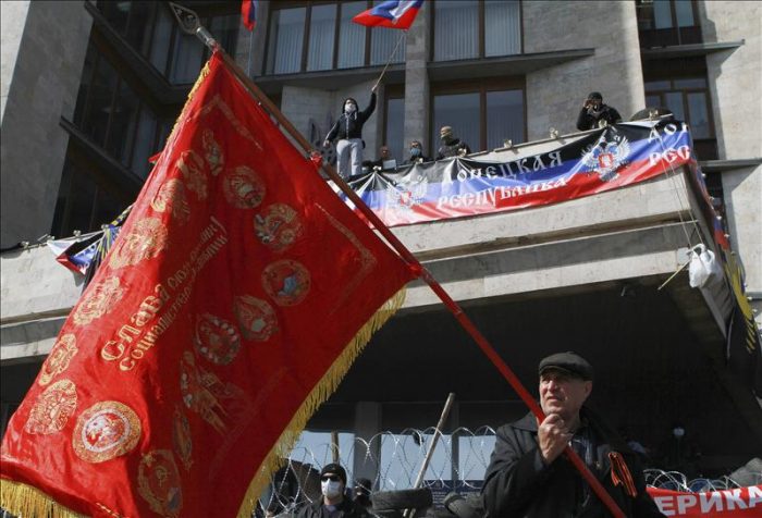 Manifestantes prorrusos refuerzan sus barricadas en Donetsk