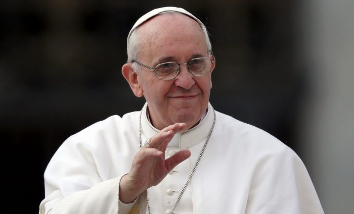 Papa Francisco: «Algunos católicos van a misa todos los domingos, pero luego cuelgan el cártel de no molestar»