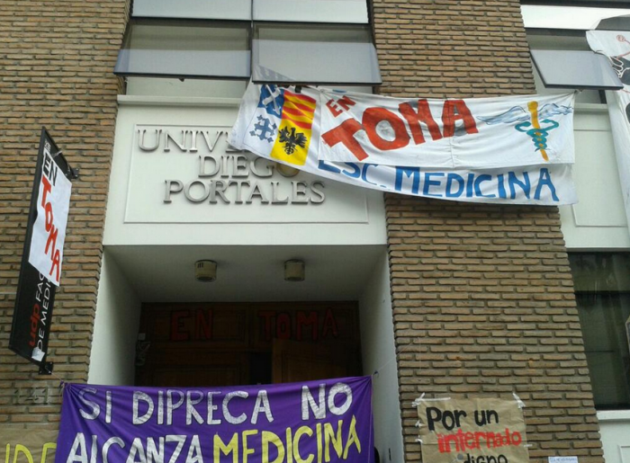 Estudiantes de la UDP se tomaron la facultad de Medicina en protesta por falta de campos clínicos