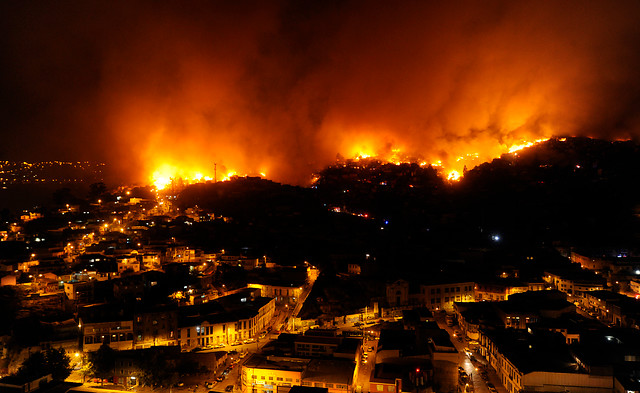 Cifran en 3 mil los evacuados por incendio en Valparaíso y Gobierno decreta estado de excepción