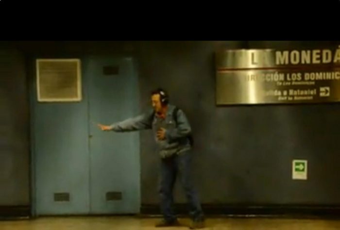 ¡A gozar! Bailarín anónimo la rompe en Metro Moneda