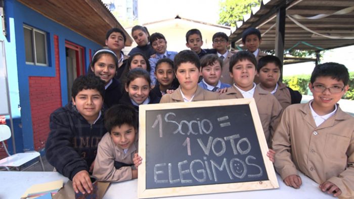 Estrenan documentales sobre cooperativas escolares en cuatro escuelas municipales de Santiago