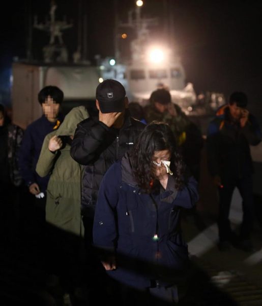 Casi 100 personas que viajaban en ferri surcoreano siguen desaparecidas