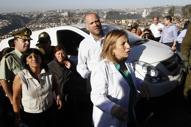Ministra de Salud declara alerta sanitaria en Valparaíso y anuncia levantamiento de hospital de campaña para afectados del Cerro Las Cañas