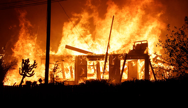 Sube a 12.500 número de damnificados por devastador incendio en Valparaíso