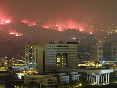 A once se eleva la cifra de muertos en gran incendio que afecta a Valparaíso