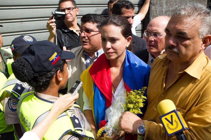 Policía venezolana impide a la destituida diputada María Corina Machado llegar hasta el Parlamento