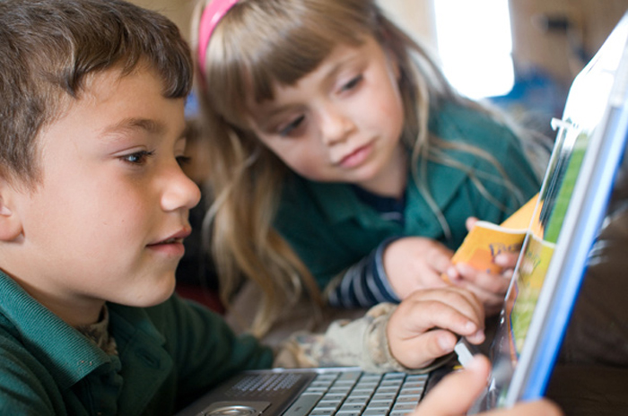 Enseñan a usar dispositivos digitales para fomentar hábitos de lectura en niños