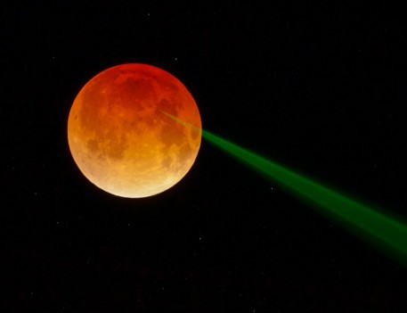 El extraño rayo verde captado durante la Luna roja
