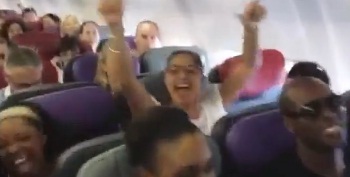Increíble: Elenco de «El Rey León» emociona a todo un avión al improvisar la canción «Circle of life»
