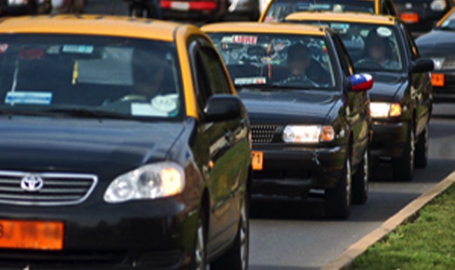 La polémica en torno a la nueva licitación para entrar al jugoso negocio de taxis en Santiago