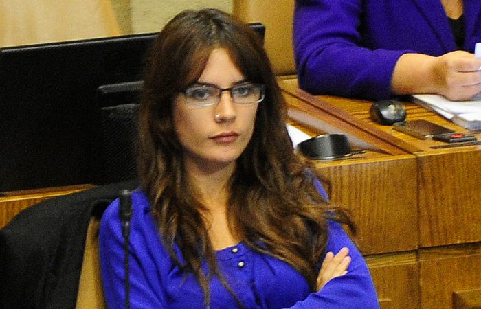 Camila Vallejo: «No me pidan homenajear a una persona dañina para la democracia»