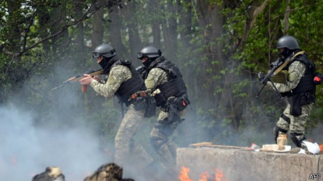 Rebeldes prorrusos derriban dos helicópteros en el este de Ucrania