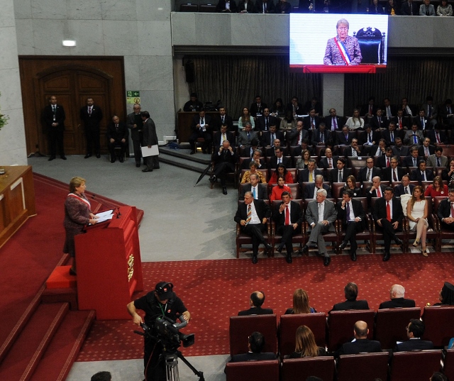 Bachelet dice que en su gobierno se consagrará a la educación como un derecho y no un bien de consumo