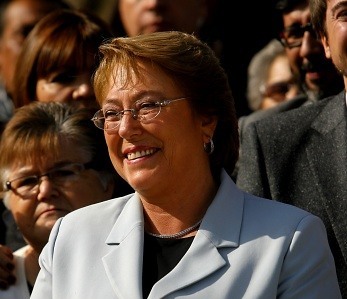 Bachelet firma proyecto que pone fin al copago, selección y lucro en educación escolar y parte la batalla por la reforma del sector