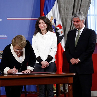 Bachelet firma proyecto que crea figura de interventor en planteles de educación superior