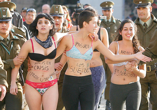 Fotos: Estudiantes de Arcis protestan en ropa interior frente a La Moneda por situación de su universidad
