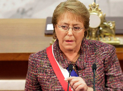 Bachelet hace gesto a la elite y usa tono conciliador en discurso del 21 de mayo