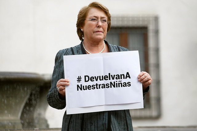 Bachelet y sus ministros se suman a campaña por liberación de niñas secuestradas en Nigeria