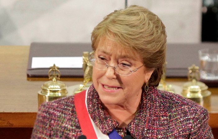 Bachelet hace guiño a movimiento estudiantil e instala agenda corta ante nuevas demandas