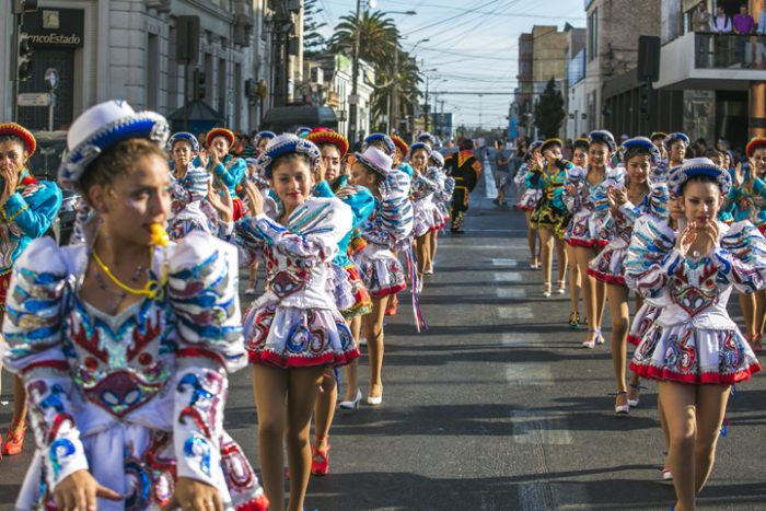 Tradicional carnaval de la Feria del Libro en Antofagasta convocó a multitud de 20 mil personas