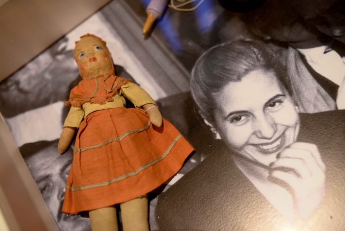 Embajada de Argentina exhibe pertenencias de Eva Perón, hasta el 25 de mayo