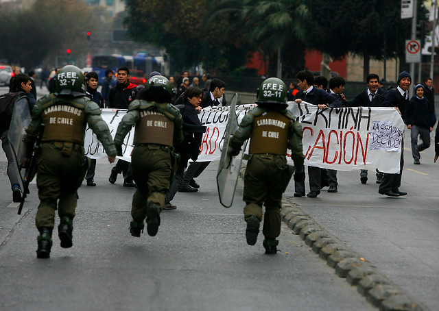 Alumnos del Instituto Nacional protestan en la Alameda contra reforma educacional de Bachelet