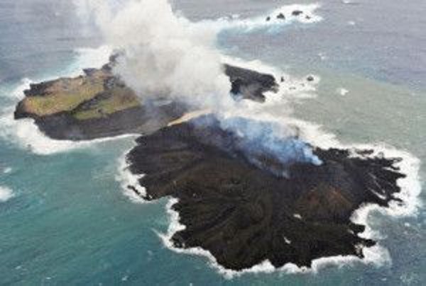 Isla japonesa multiplica por cinco su tamaño por erupción volcánica