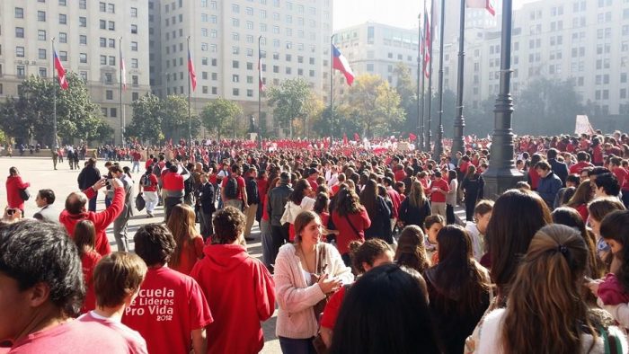 Estudiantes cota mil bajan a La Moneda para protestar contra proyecto de aborto terapéutico