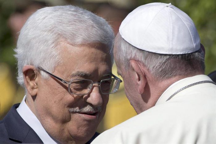 Simon Peres acepta el ofrecimiento del Papa para una reunión con Mahmud Abas