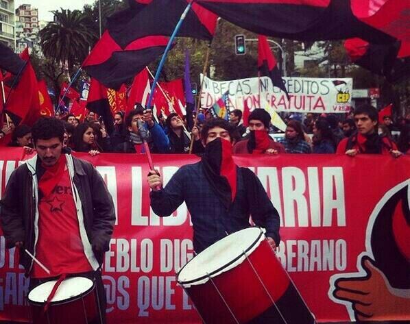 VIDEO: Yerno de Bachelet encabezó marcha de «Estudiantes Libertarios» en Valparaíso