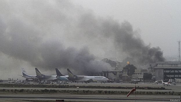 Pakistán: al menos 28 muertos en ataque al aeropuerto de Karachi