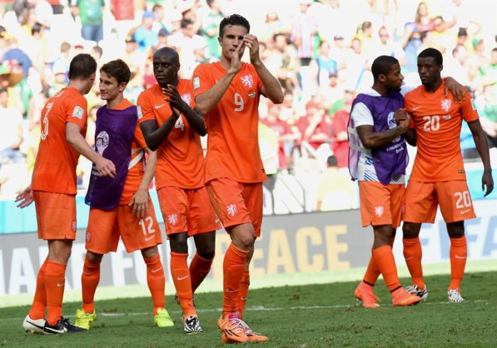 Holanda ganó a México con un penal a los 92′ y clasificó a cuartos de final en Brasil 2014