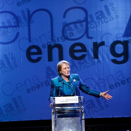 Bachelet pide más compromiso a las empresas del sector energético y a cambio promete ayudas a la inversión
