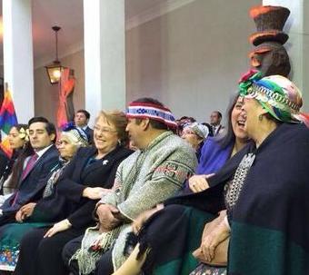 Bachelet da señal política y apunta a incorporar a pueblo indígena al Parlamento tras dichos de Huenchumilla