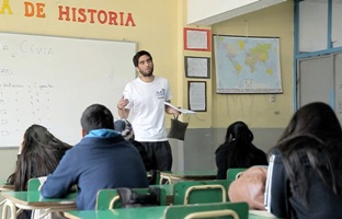 Más de 500 alumnos de colegios vulnerables de Santiago se han beneficiado con programa para promover la educación cívica